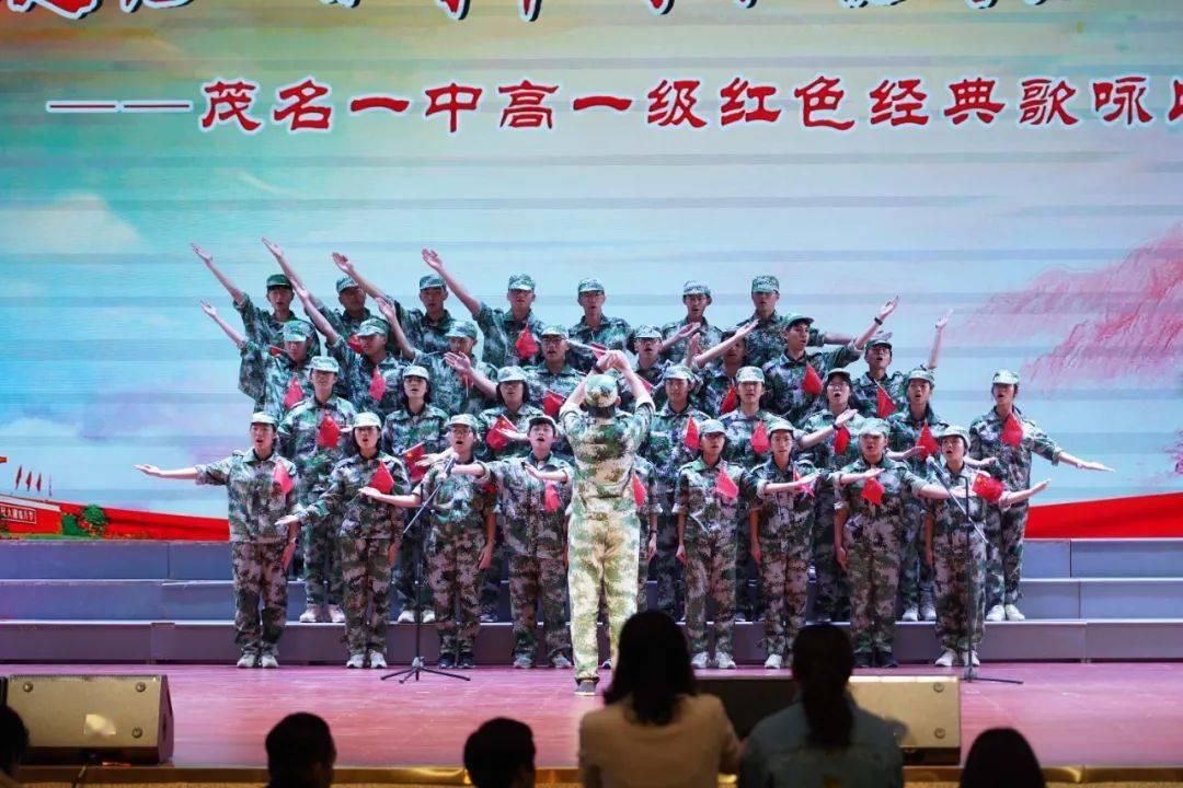 居民楼楼道起火冒烟,兄妹三人教科书式自救。网友:妹妹还不忘抱着小狗